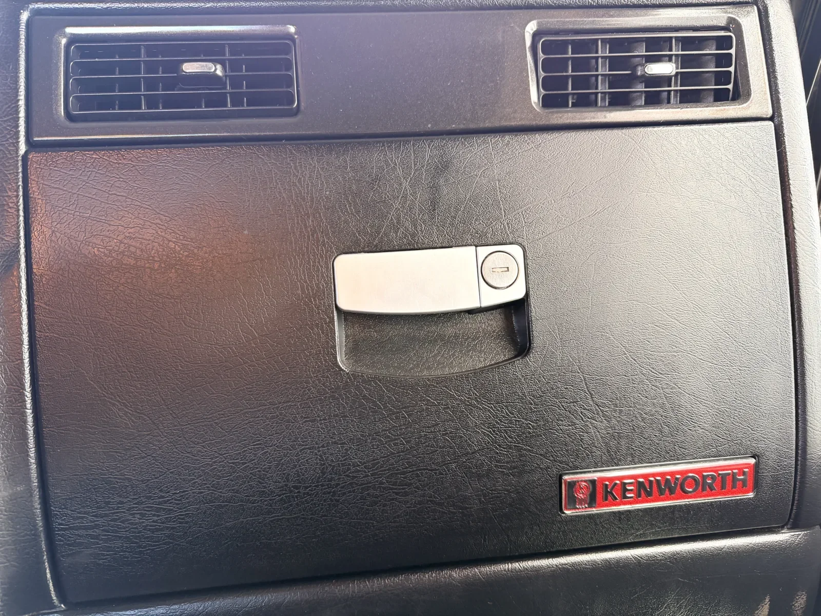 2018 Kenworth W900 - image 19