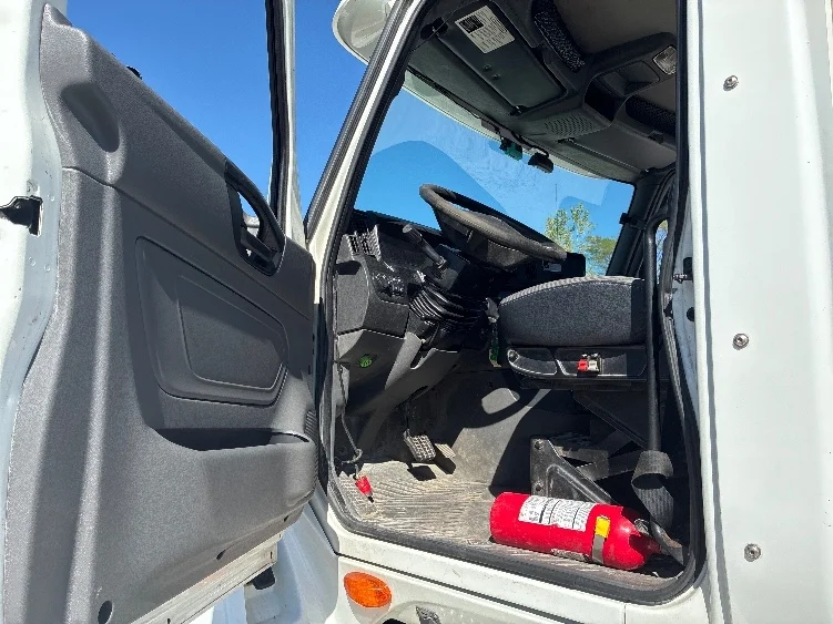 2018 International LT - image 9