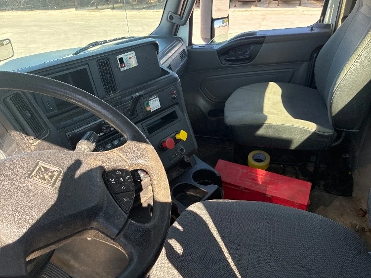 2018 International LT - image 10