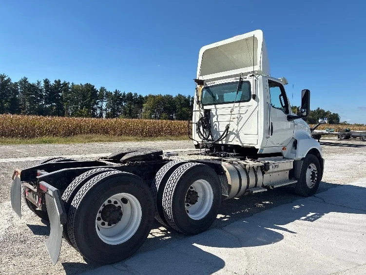2018 International LT - image 7