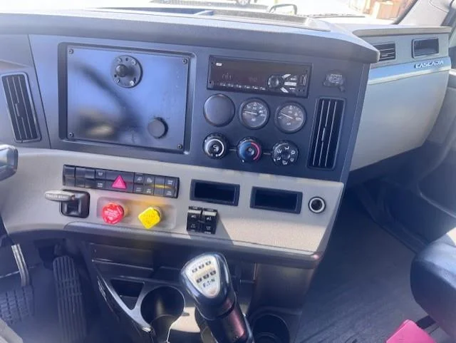 2019 Freightliner Cascadia - image 10