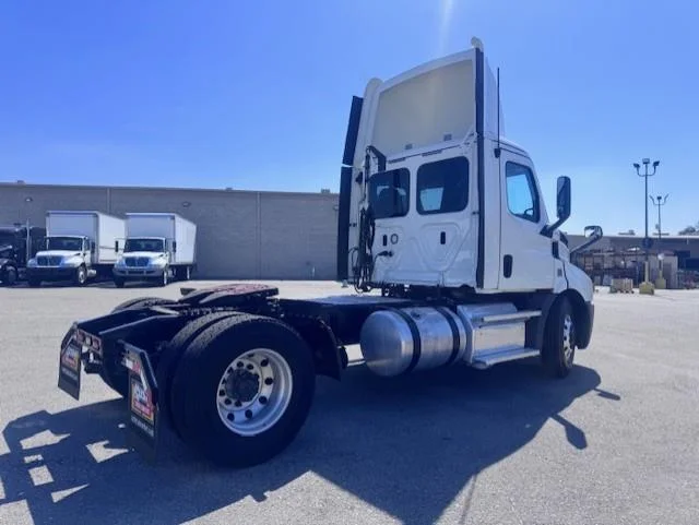 2019 Freightliner Cascadia - image 5