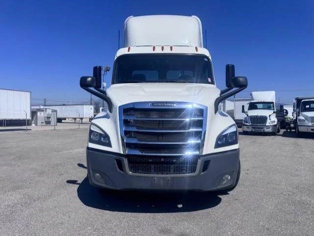2019 Freightliner Cascadia - image 3