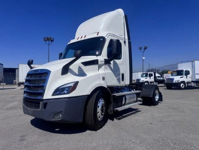 2019 Freightliner Cascadia - image 2