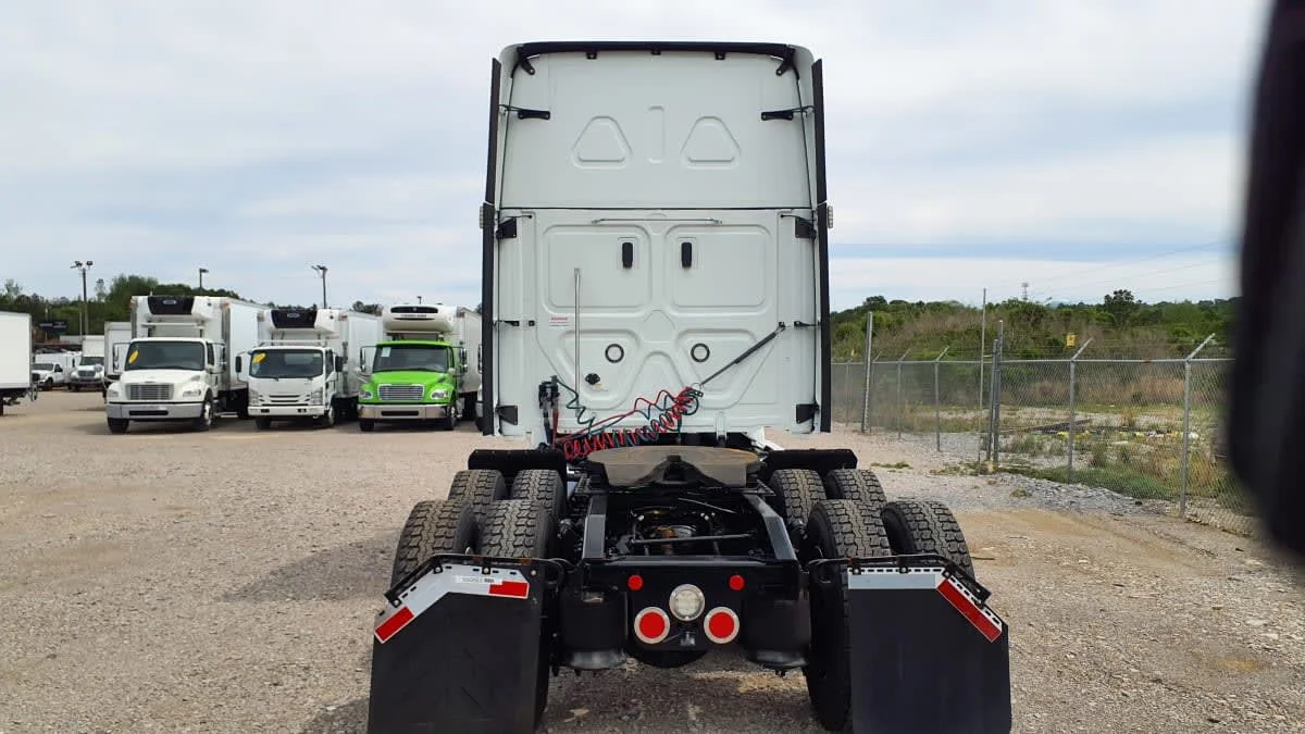 2022 Freightliner Cascadia - image 5