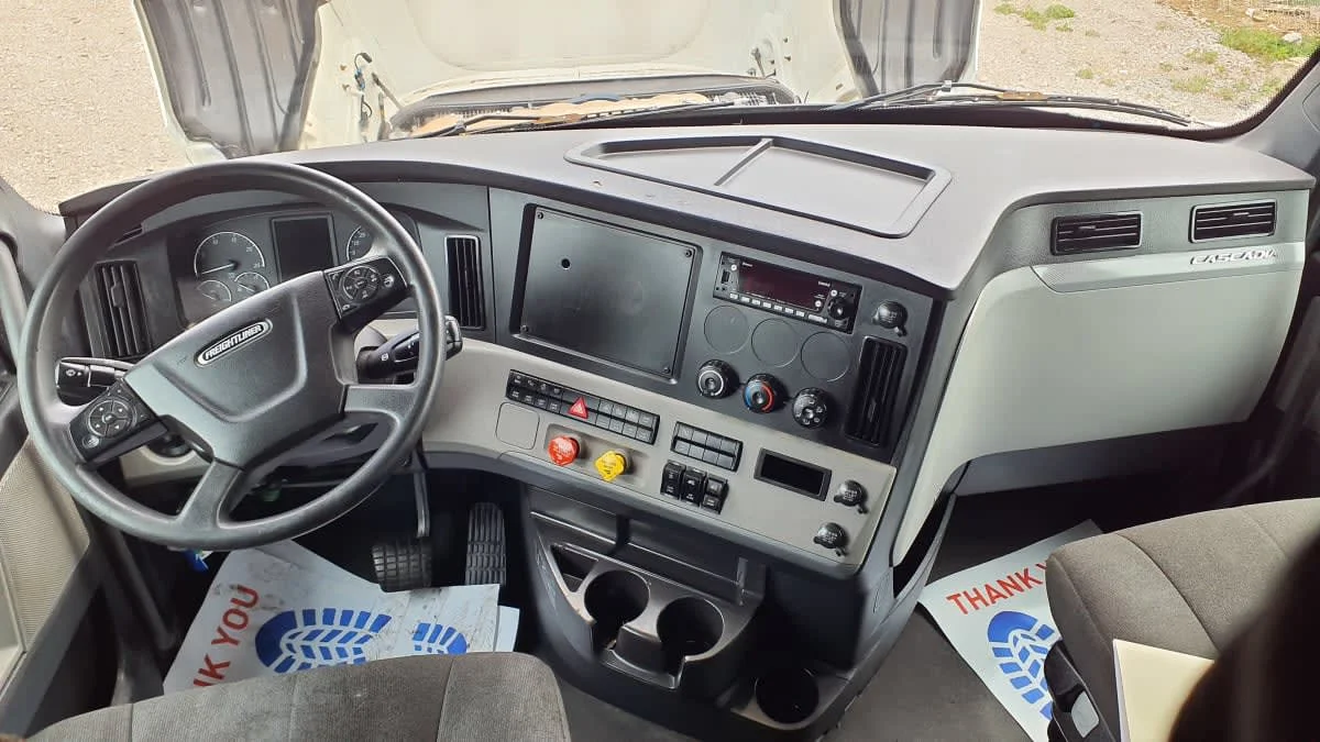 2022 Freightliner Cascadia - image 7