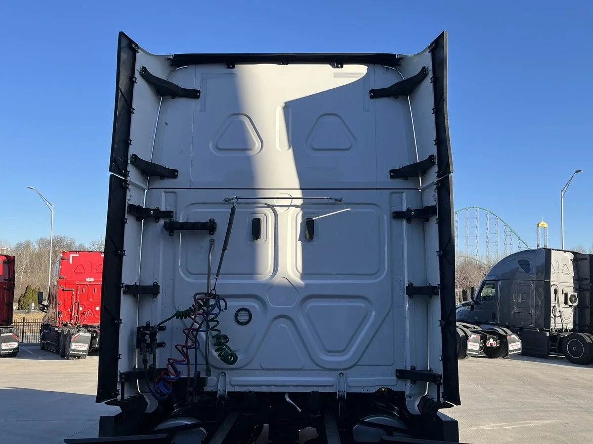 2023 Freightliner Cascadia - image 5