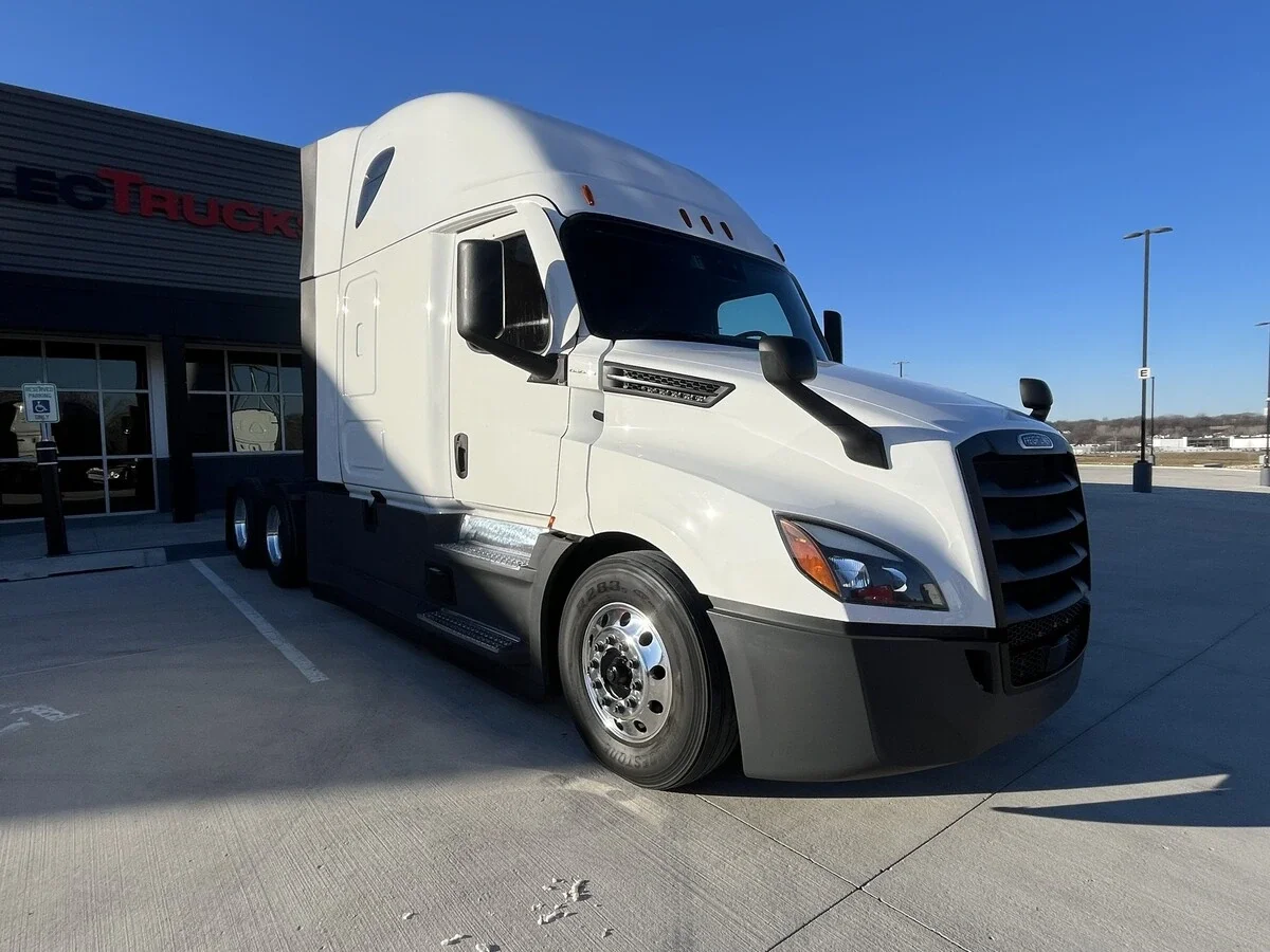 2023 Freightliner Cascadia - image 9