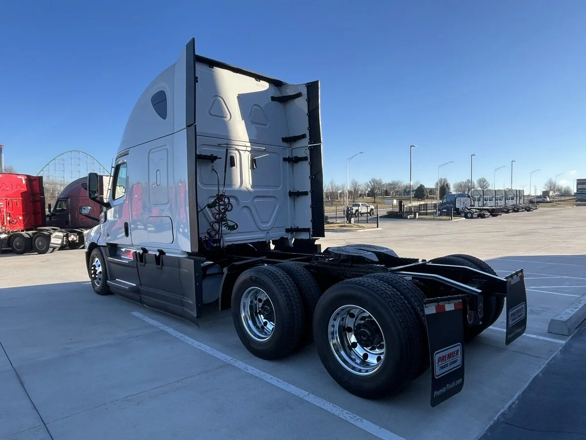 2023 Freightliner Cascadia - image 2