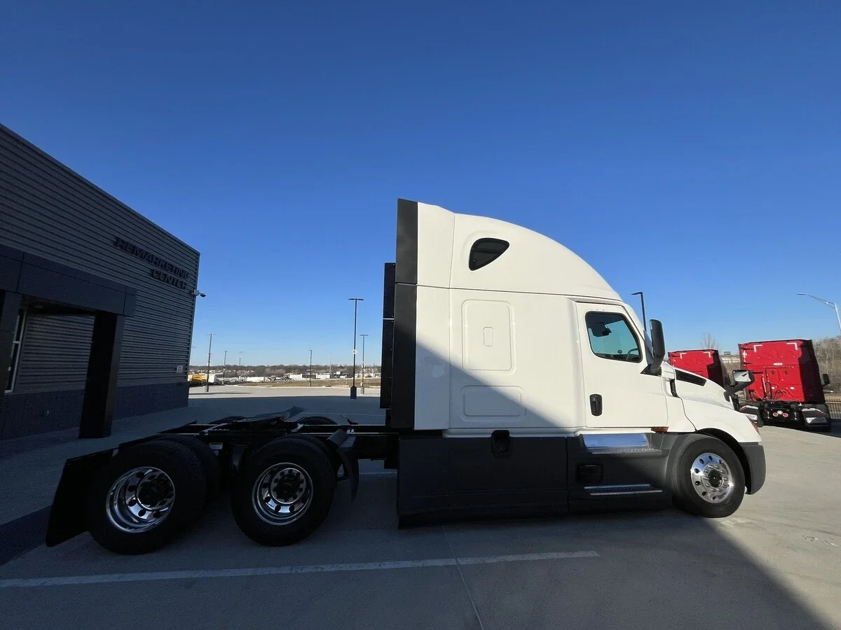 2023 Freightliner Cascadia - image 8