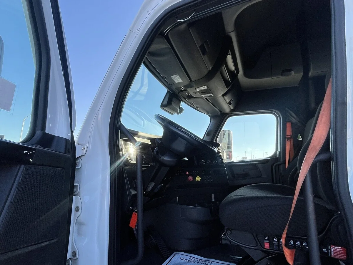 2023 Freightliner Cascadia - image 15