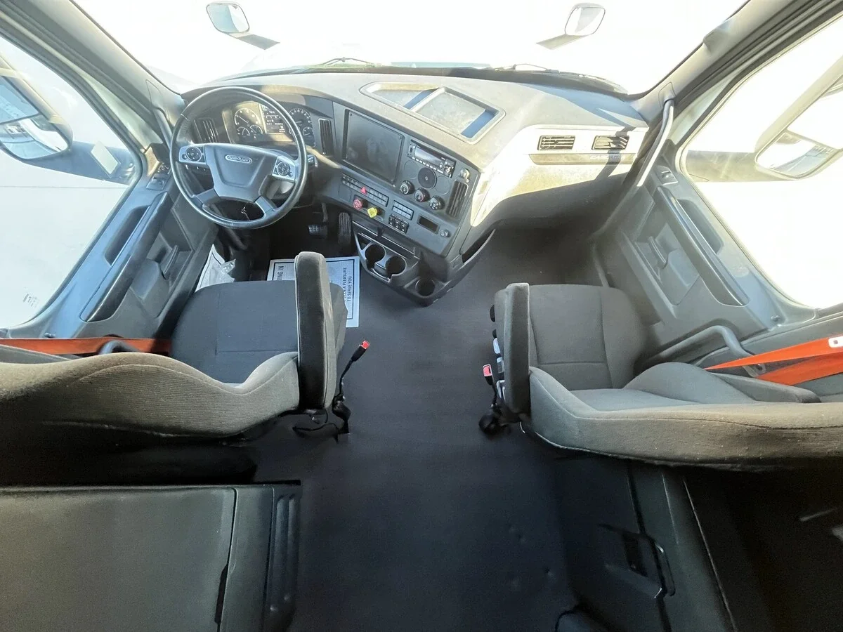 2023 Freightliner Cascadia - image 25