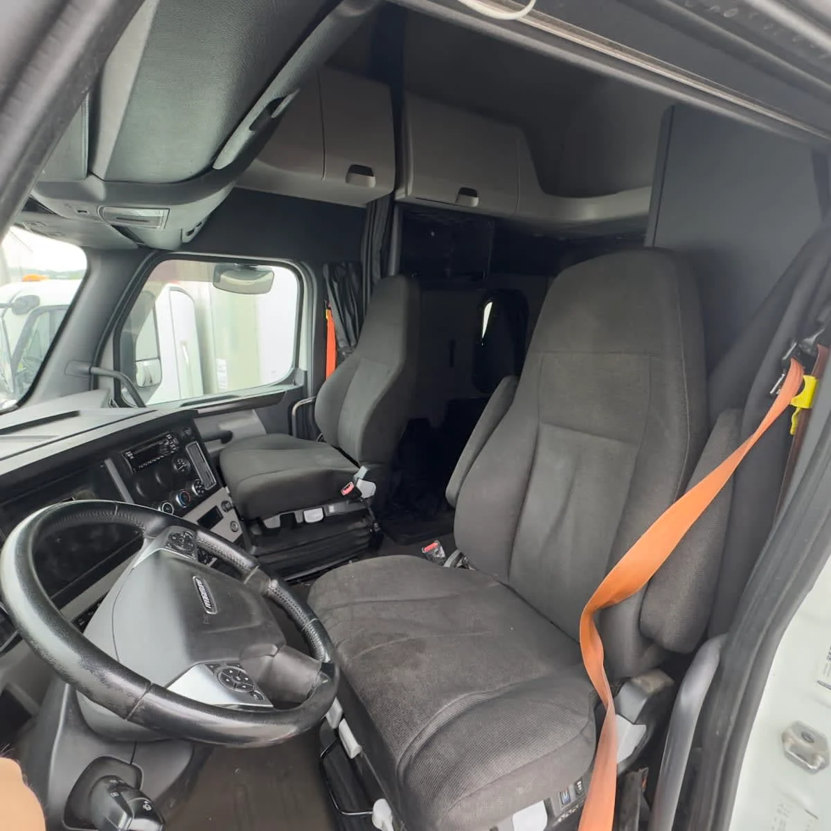 2020 Freightliner Cascadia - image 7