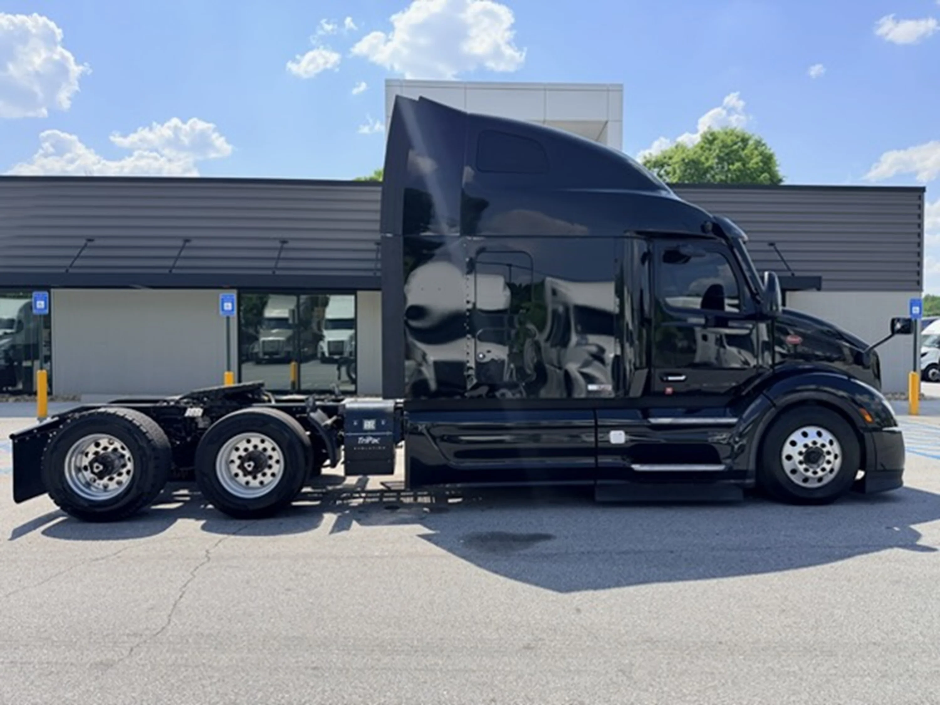 2022 Peterbilt 579 - image 2