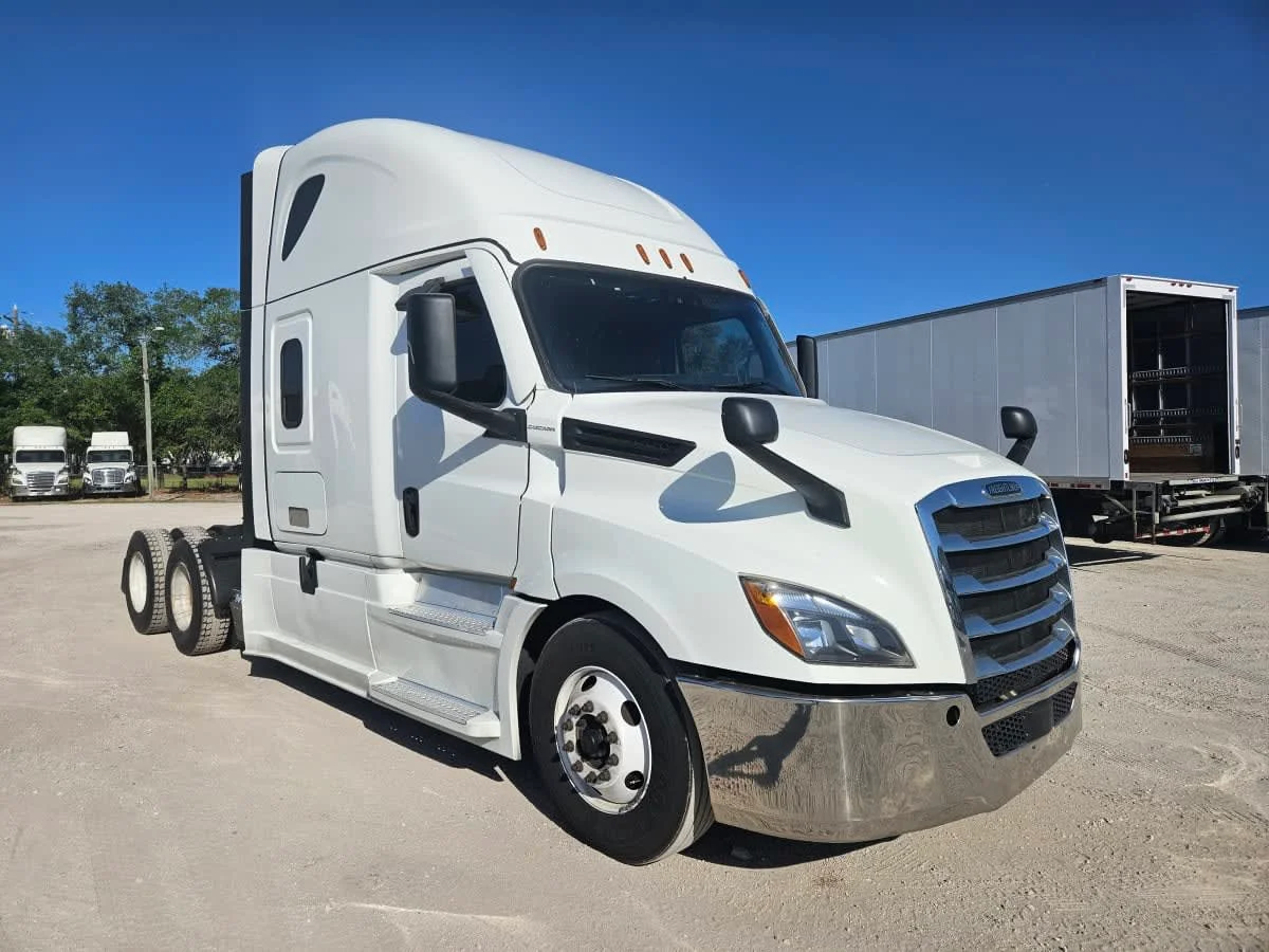 2022 Freightliner Cascadia in Orlando, FL — photo 3