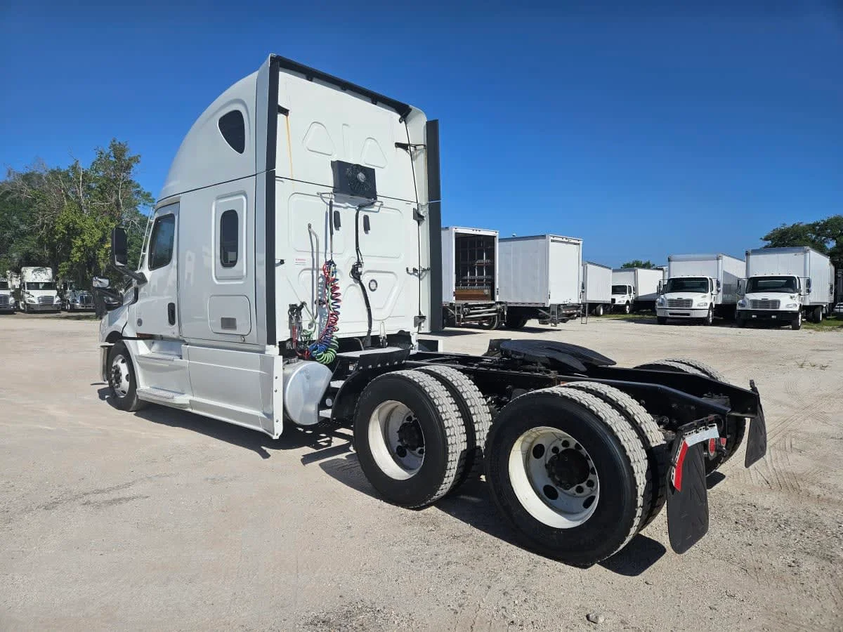 2022 Freightliner Cascadia in Orlando, FL — photo 6