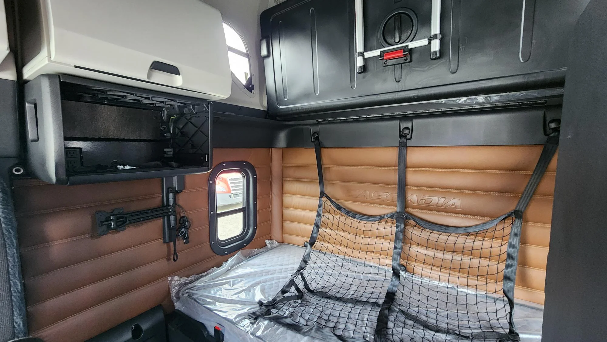 2022 Freightliner Cascadia in Fresno, CA — photo 11
