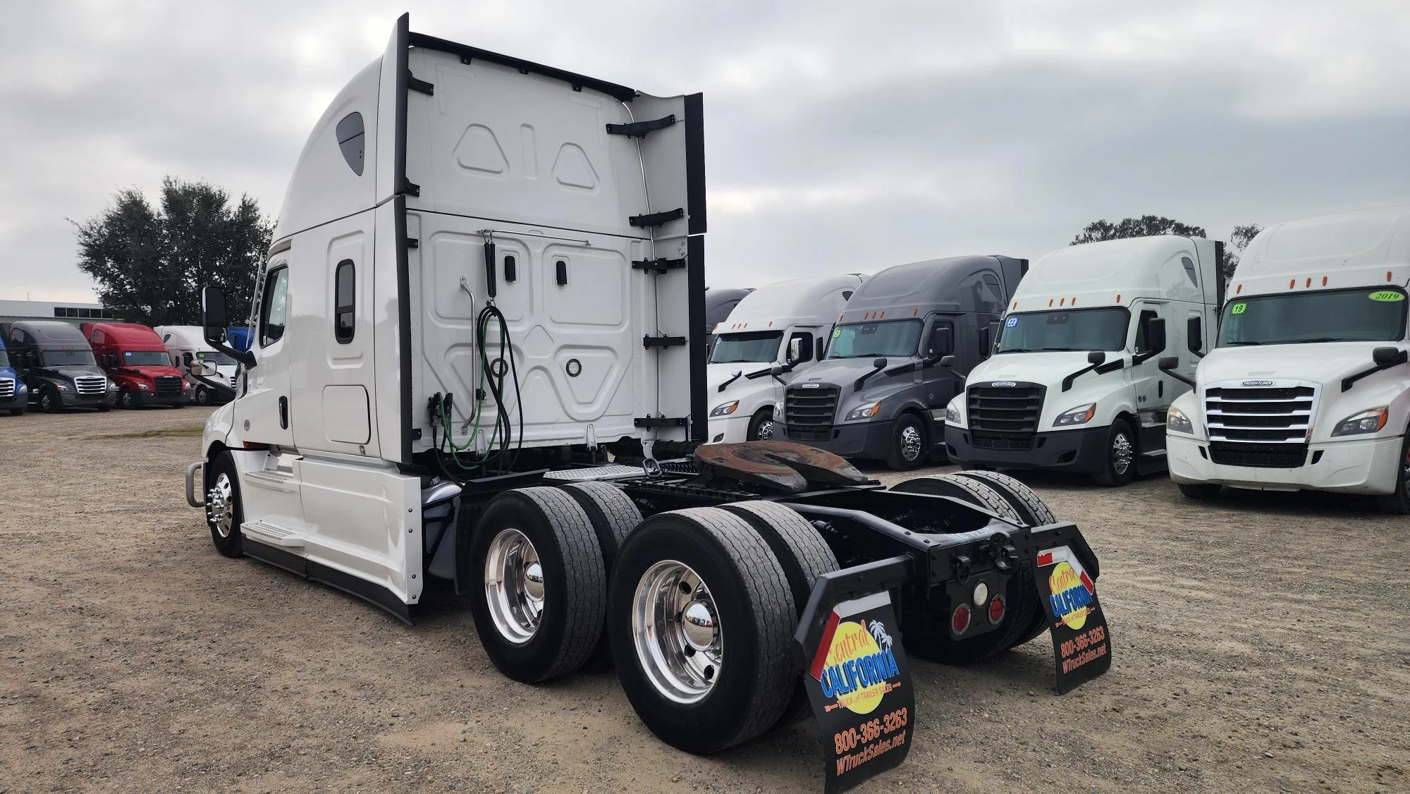 2022 Freightliner Cascadia in Fresno, CA — photo 7