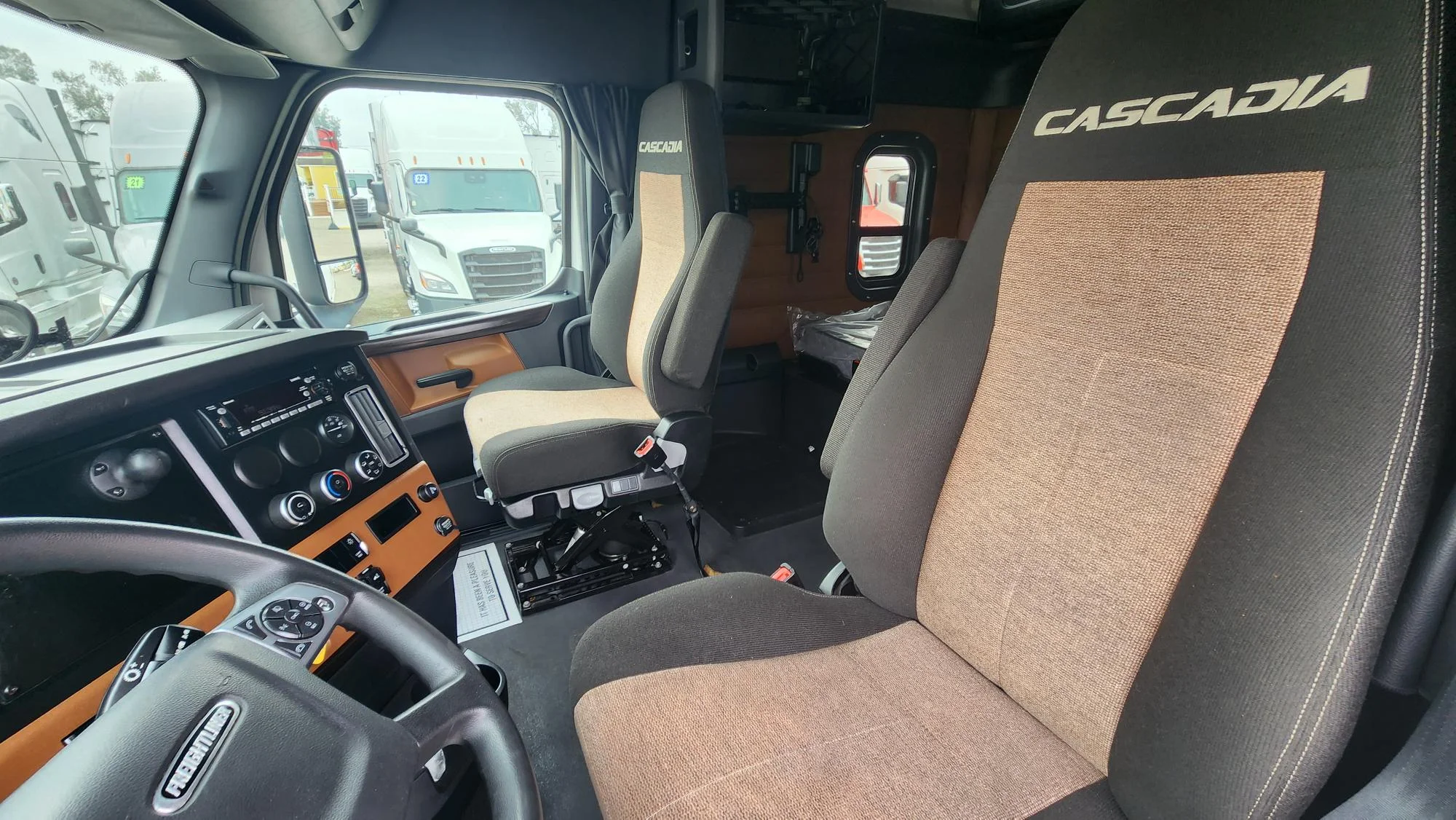 2022 Freightliner Cascadia in Fresno, CA — photo 9