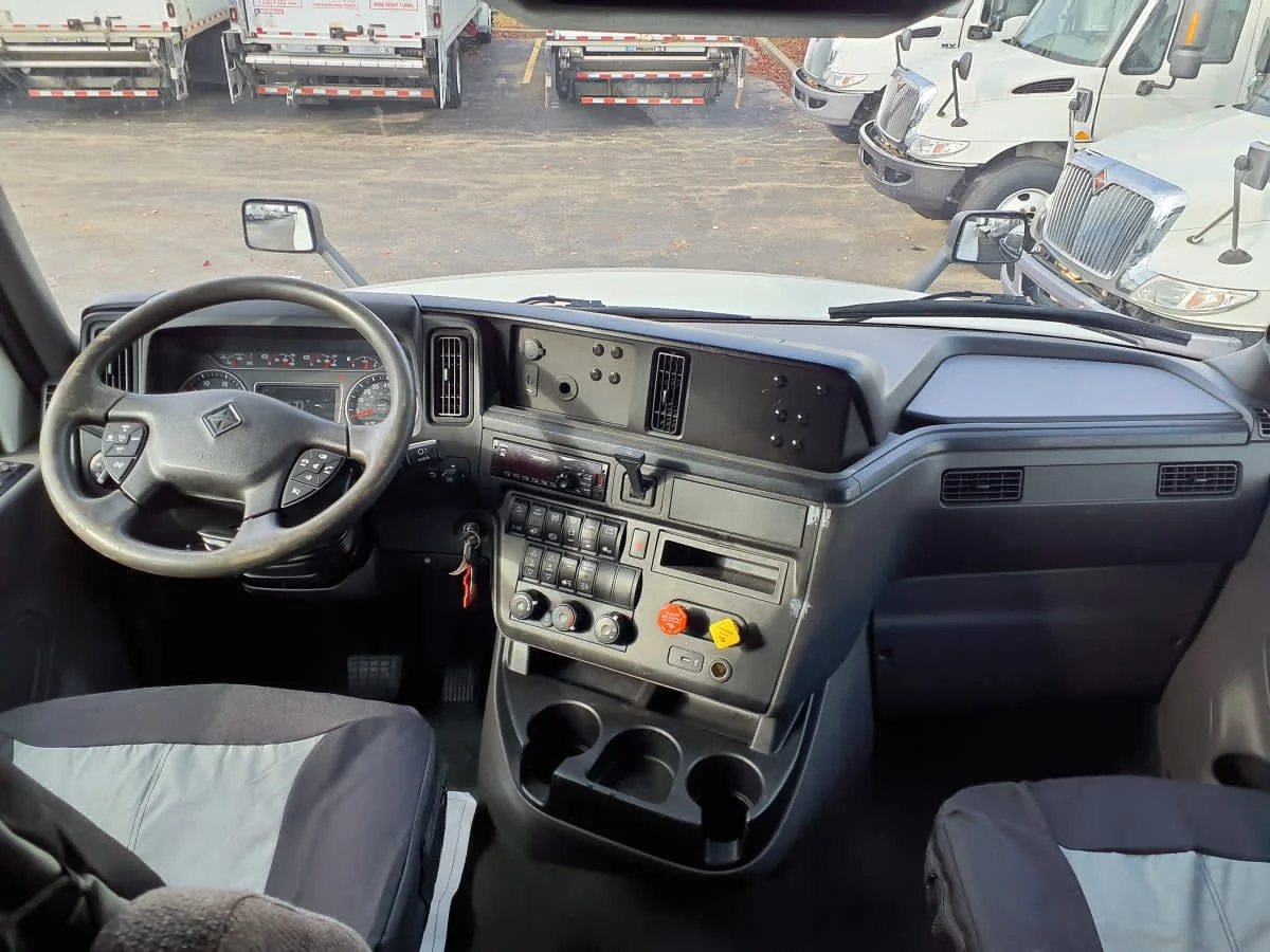 2020 International LT - image 7