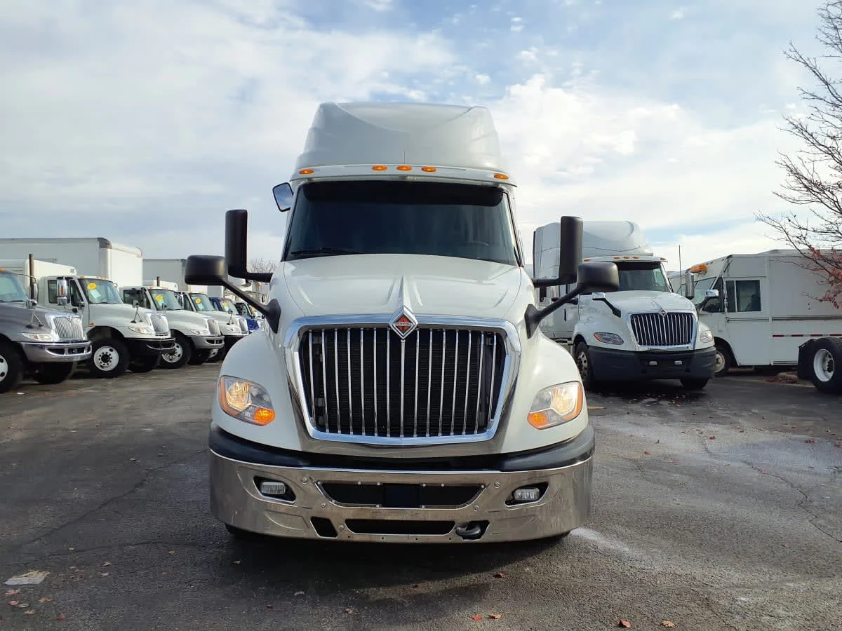 2020 International LT - image 2