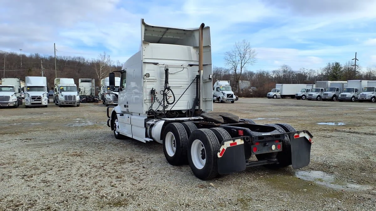2020 Volvo VNR 640 - image 6