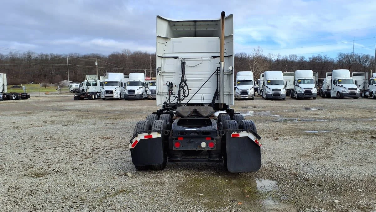 2020 Volvo VNR 640 - image 5