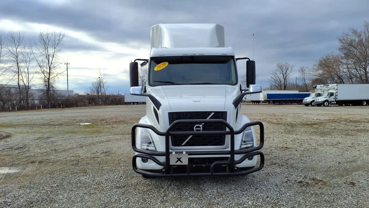 2020 Volvo VNR 640 - image 2