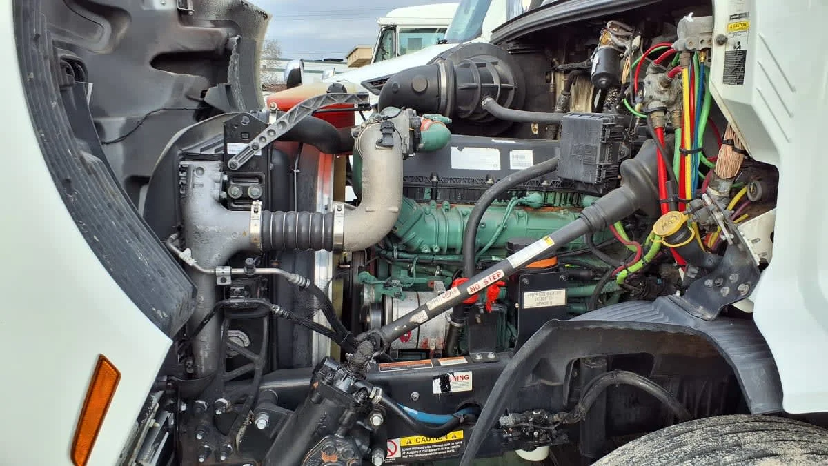 2020 Volvo VNR 640 - image 9