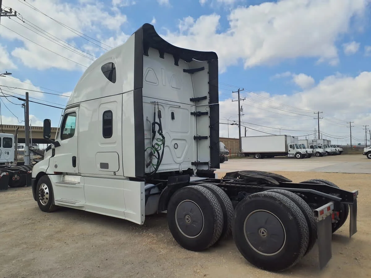 2022 Freightliner Cascadia - image 6
