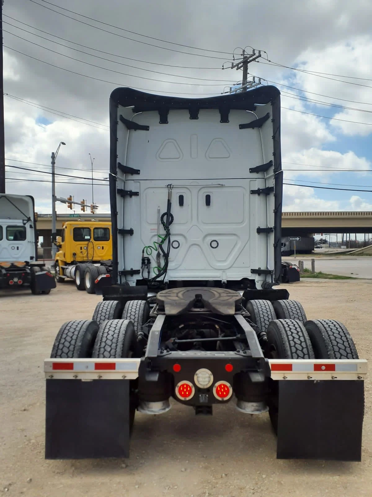 2022 Freightliner Cascadia - image 5