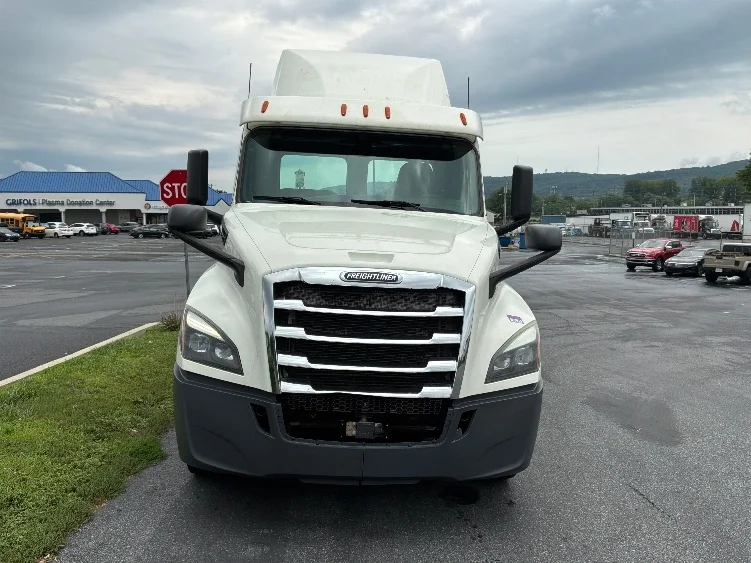 2019 Freightliner Cascadia in Allentown, PA — photo 2