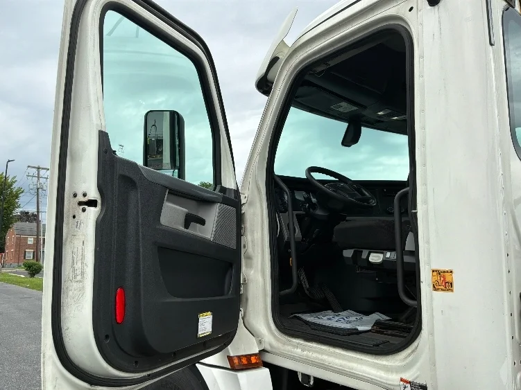 2019 Freightliner Cascadia in Allentown, PA — photo 9