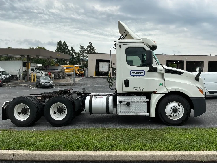 2019 Freightliner Cascadia in Allentown, PA — photo 8