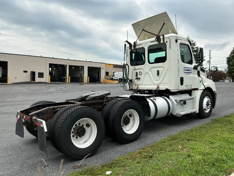 2019 Freightliner Cascadia in Allentown, PA — photo 7