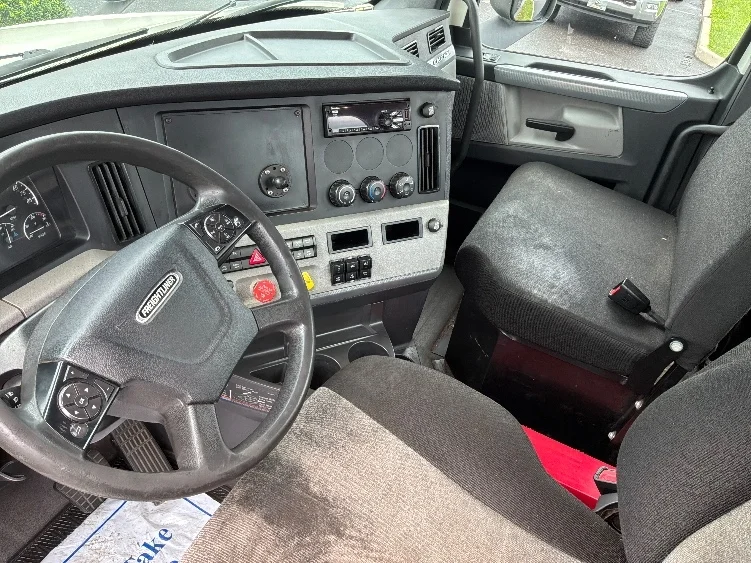 2019 Freightliner Cascadia in Allentown, PA — photo 10