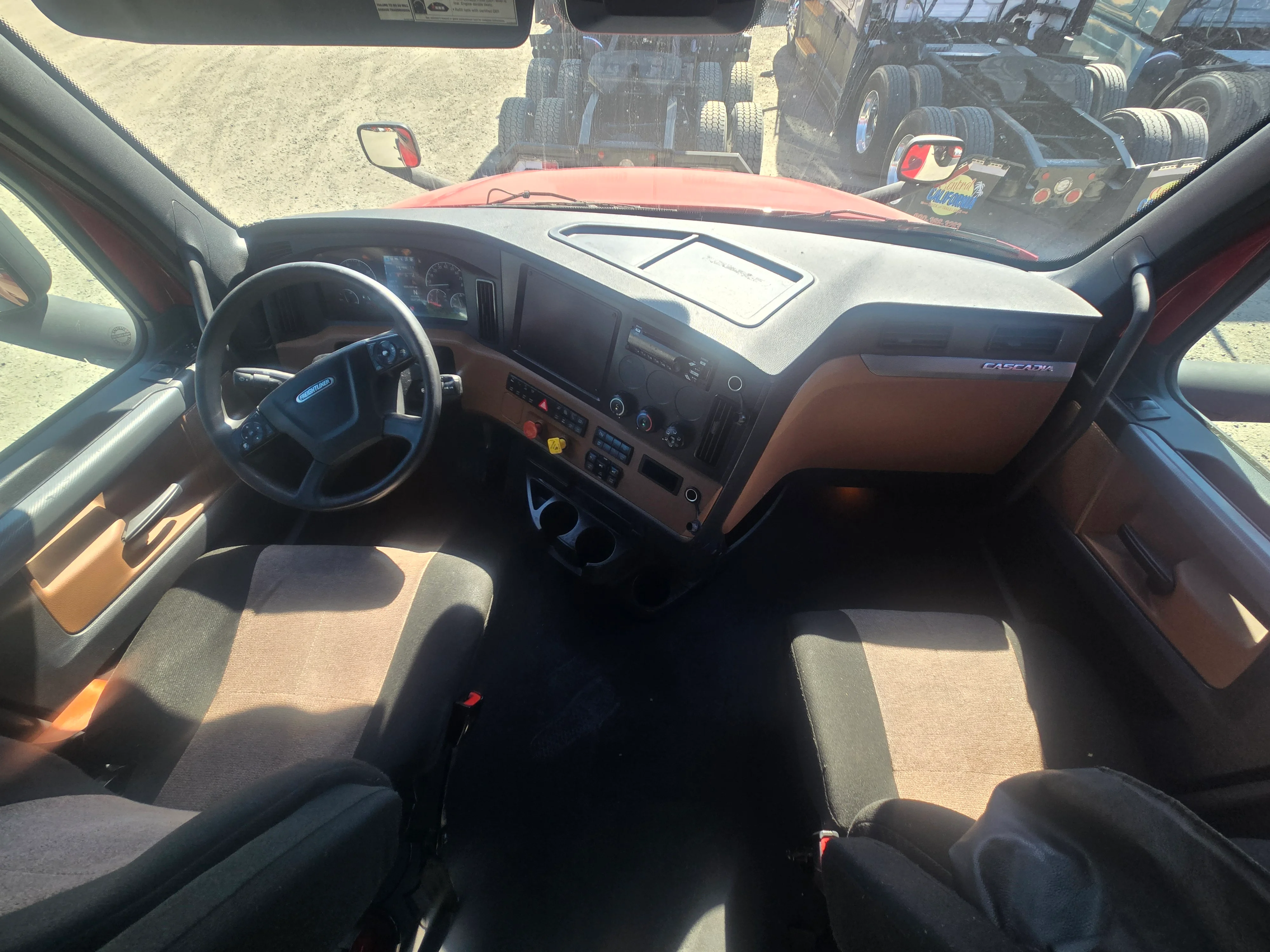 2021 Freightliner Cascadia in Fresno, CA — photo 10