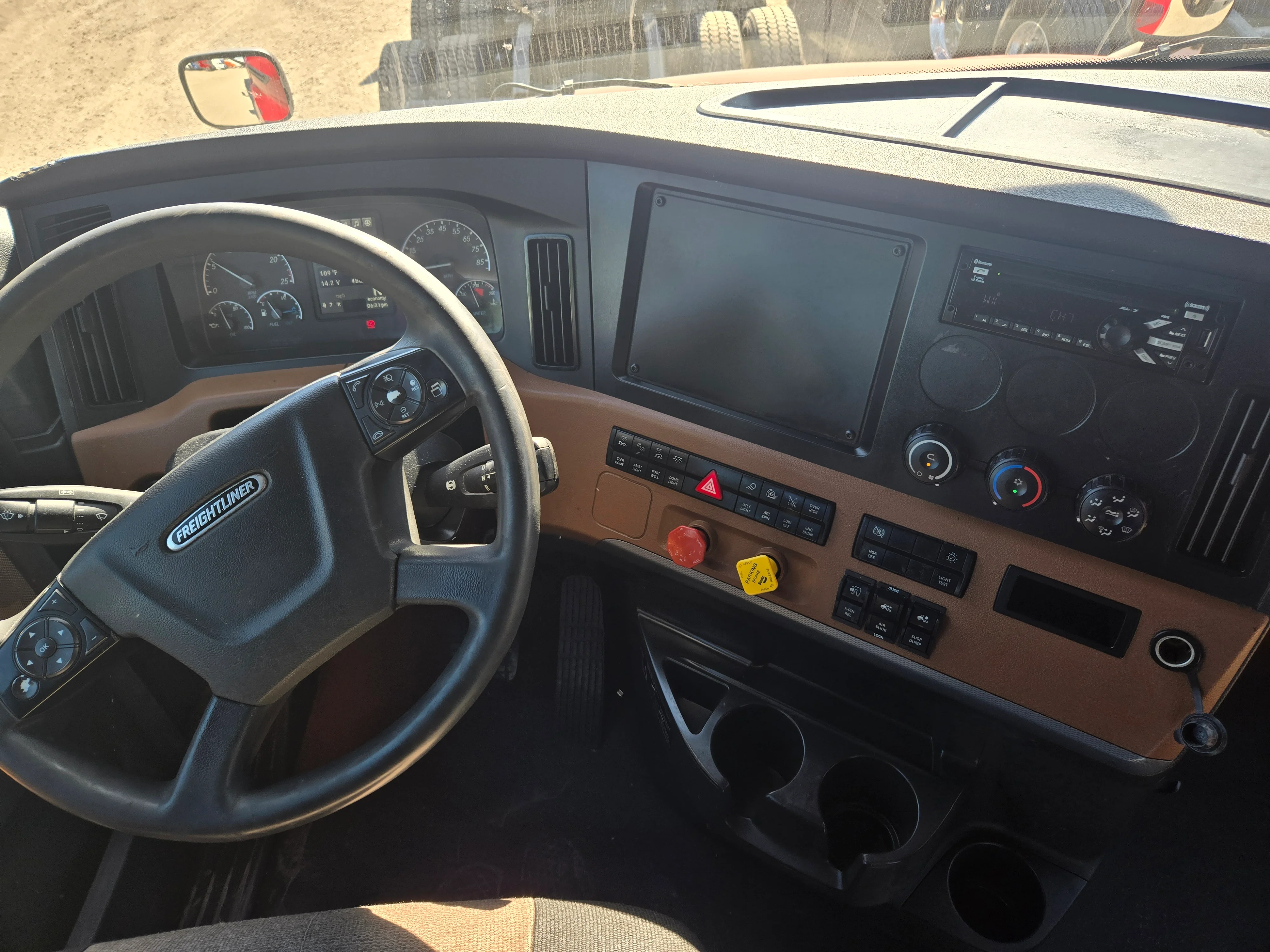 2021 Freightliner Cascadia in Fresno, CA — photo 9