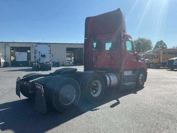 2019 Freightliner Cascadia in Eden, MD — photo 7