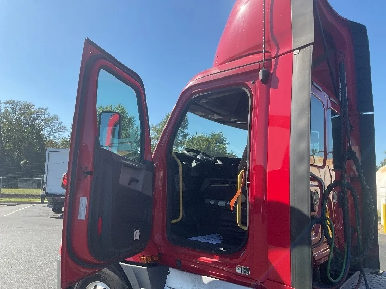 2019 Freightliner Cascadia in Eden, MD — photo 9