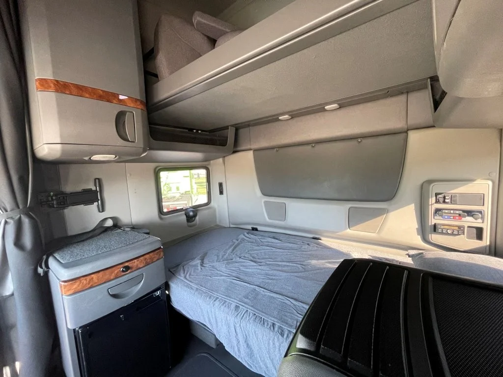 2020 International LT - image 13