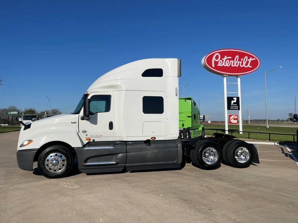 2020 International LT - image 2