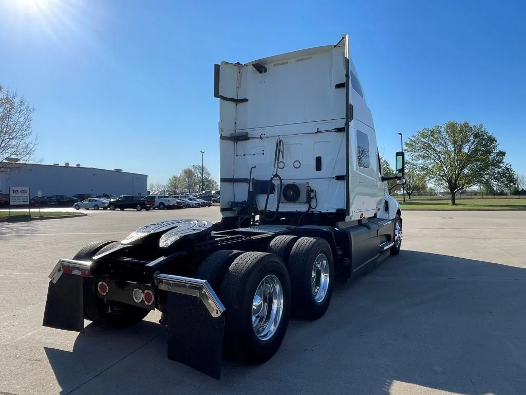 2020 International LT - image 5