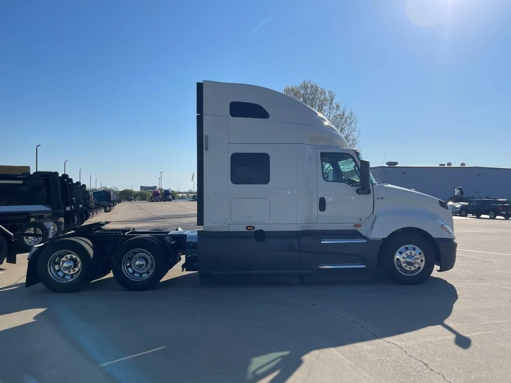 2020 International LT - image 6