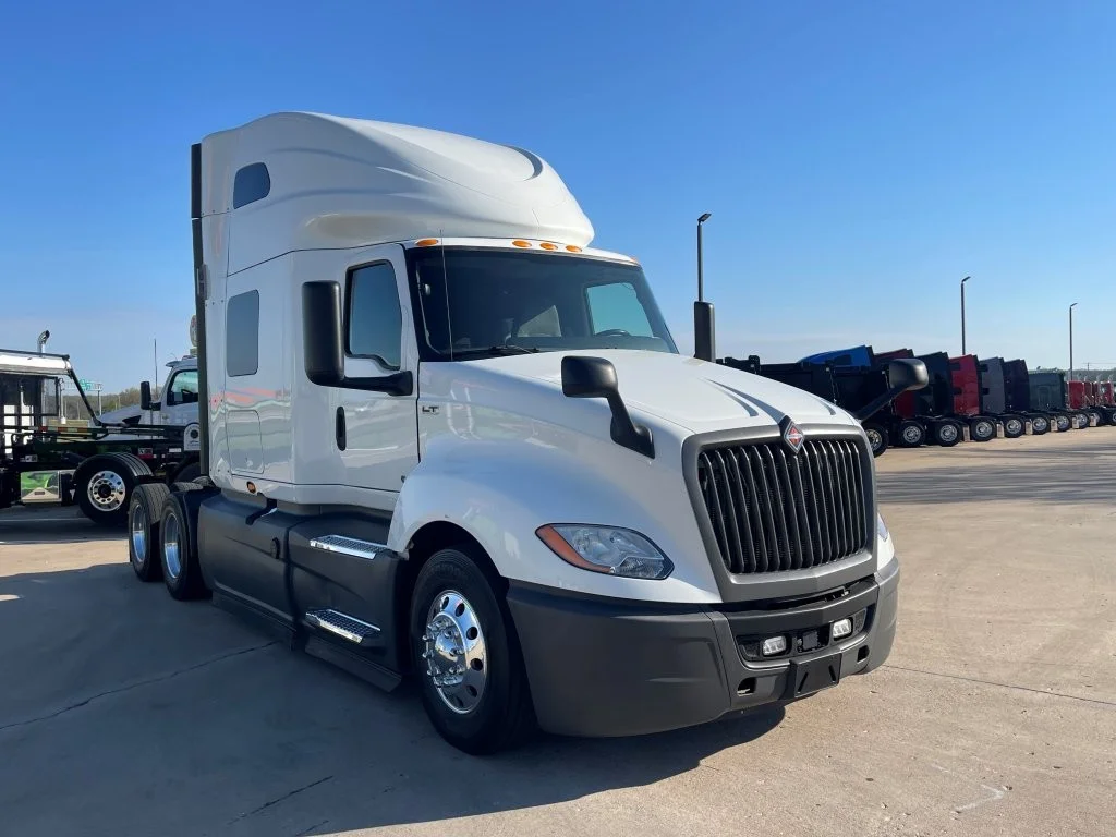 2020 International LT - image 7