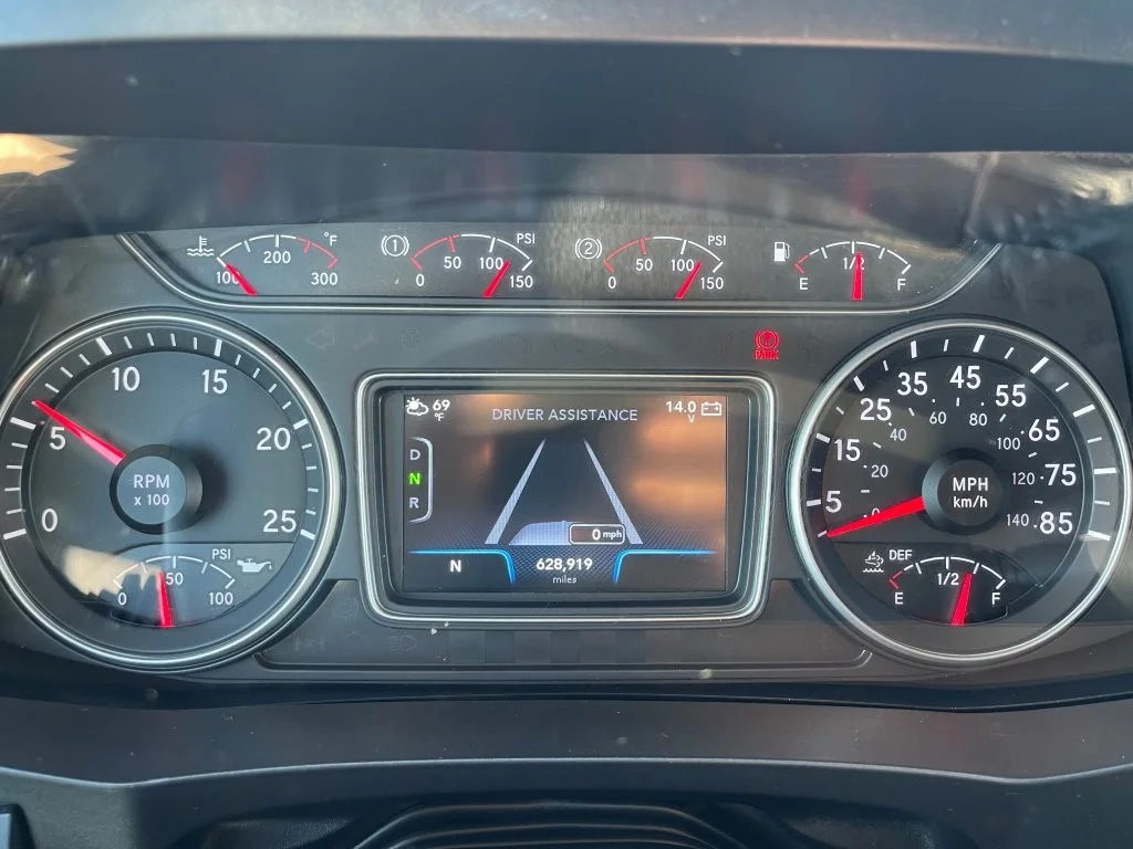 2020 International LT - image 11