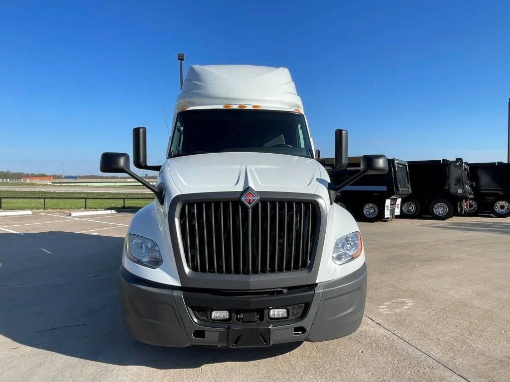 2020 International LT - image 8