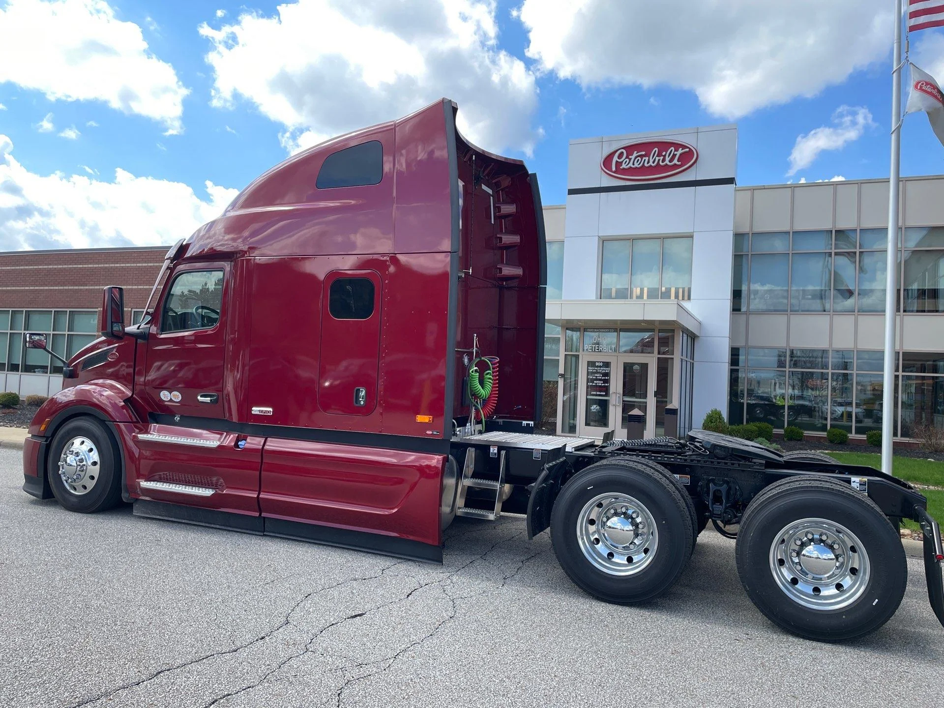 2027 Peterbilt 579 in Broadview Hts, OH — photo 2