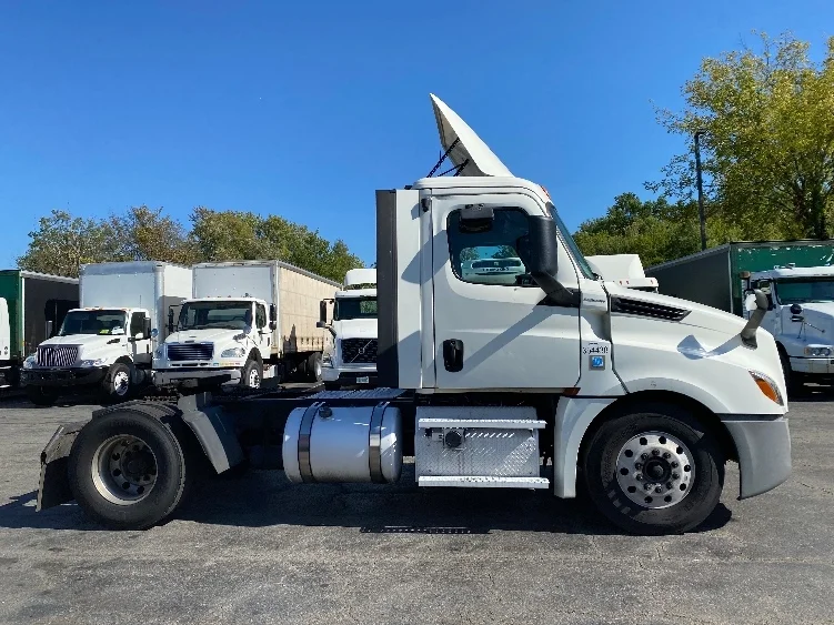 2020 Freightliner Cascadia in Parsippany, NJ — photo 8