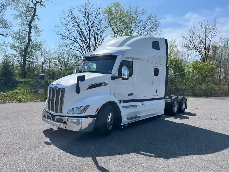2023 Peterbilt 579 in Richmond, VA — photo 2